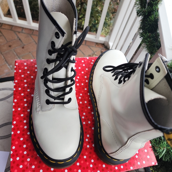 Dr. Martens 100% leather Women's boots size 8.  New worn once.  Last price drop - Picture 6 of 13